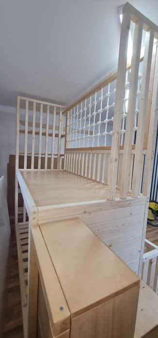 Łóżko piętrowe drewniane niemalowane z siatka i regałem 90x200