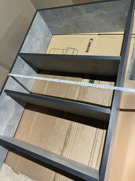 шафа з полицями та дверцями