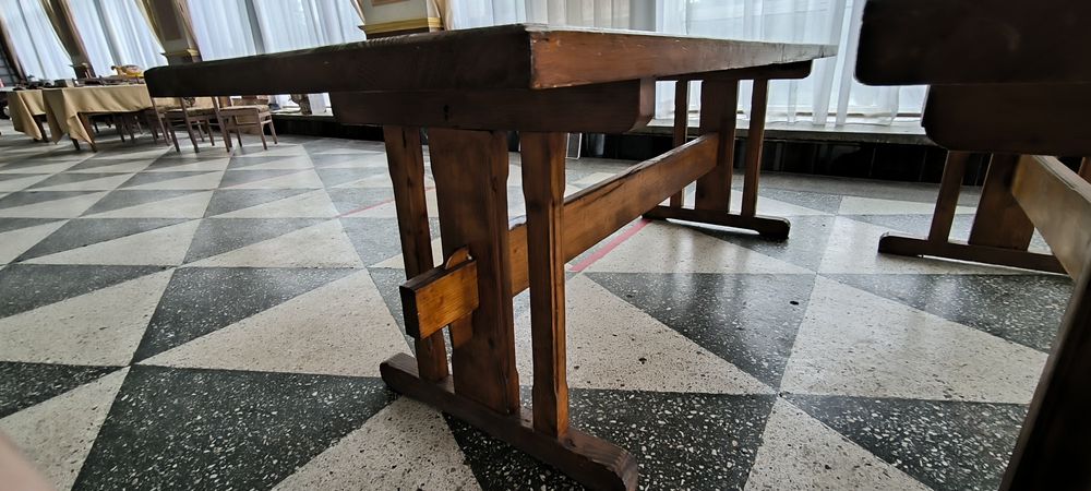 Стіл дерев'яний з масиву дерева.