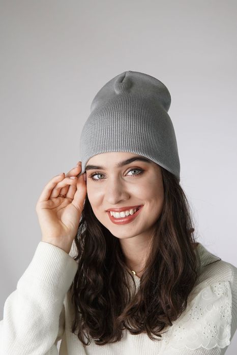 Подовжена однотонна базова шапка без відвороту, мілкий рубрик