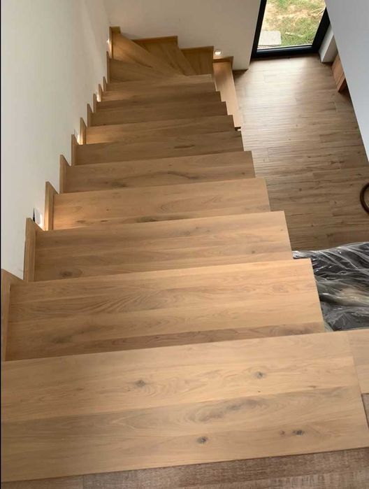 Nowoczesne schody drewniane producent na beton samonośne