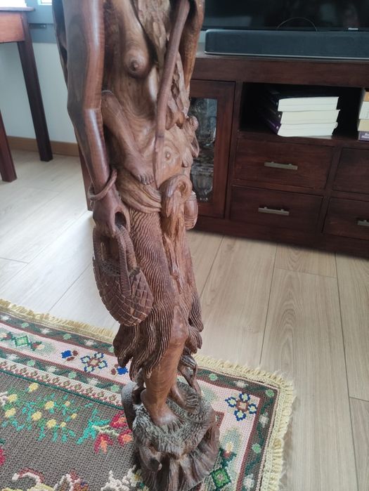Estatueta madeira  - feita manualmente