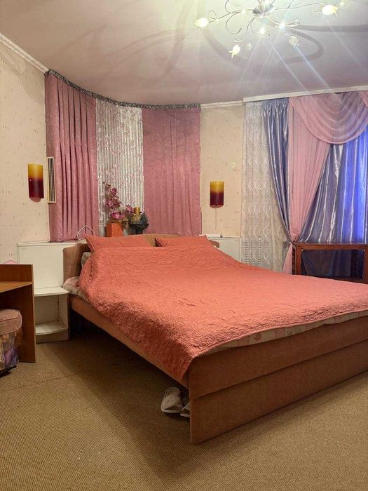 Продаж просторого будинку з ремонтом, автономією та гаражем у будівлі!