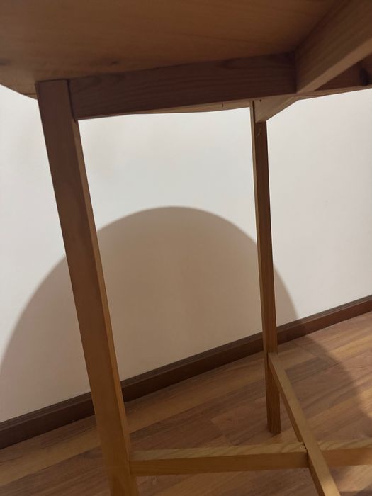 Mesa redonda de madeira