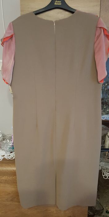 Elegancka sukienka midi.