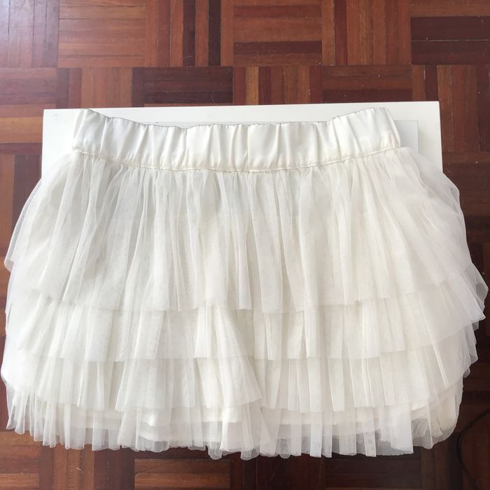 Top de renda vermelho e branco + saia de folhos