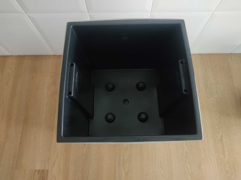 Vaso decorativo cor cinza.