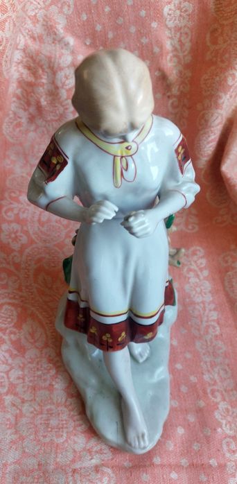 Продам, фарфоровая статуэтка ссср 70-е годы.Девушка гадает на ромашки.