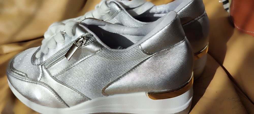 Nowe bialosrebrzyste buty sportowe