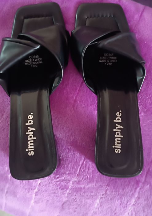 Damskie czarne klapki