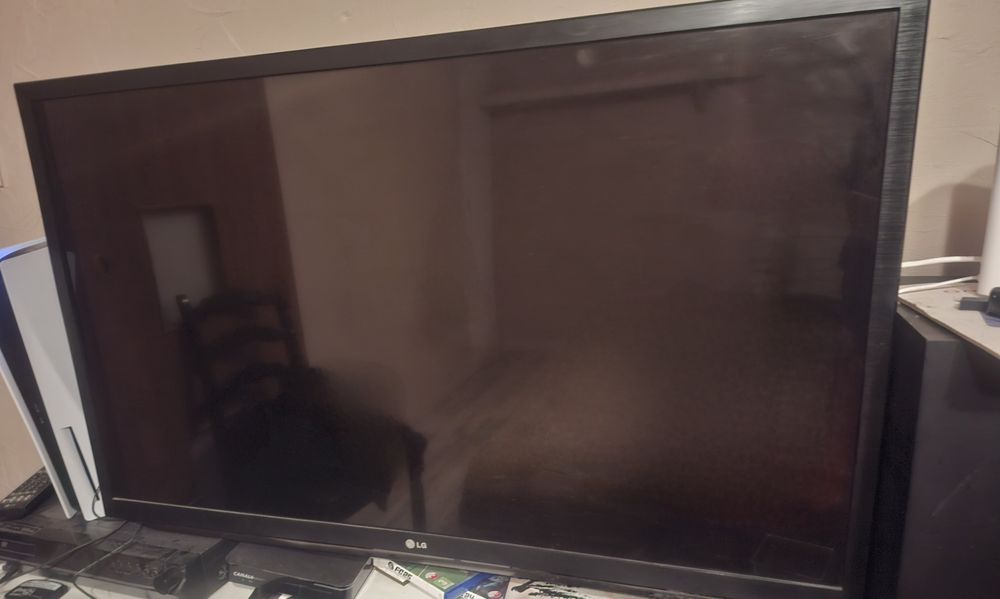 Telewozor LG z funkcja 3 D
W komplecie okulary 3D oraz pilot