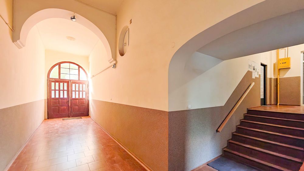 Centrum | 2 pokoje 74 m² | Duży balkon | Wysokie sufity | Słoneczne
