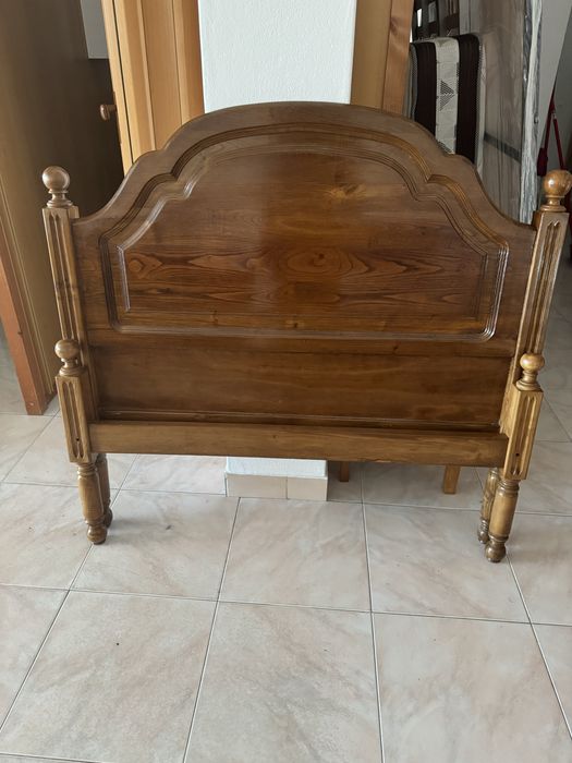 Cama em castanho c/ estrado