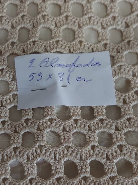 Par de almofadas em croché cor beje