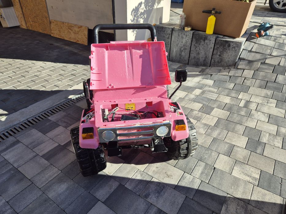 Samochód  dla dziecka z pilotem