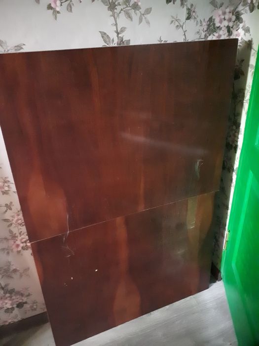 Стол деревянный.