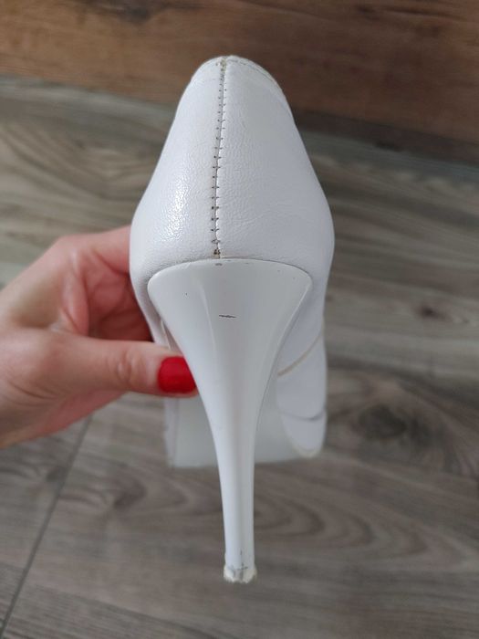Białe buty na obcasie do ślubu 36
