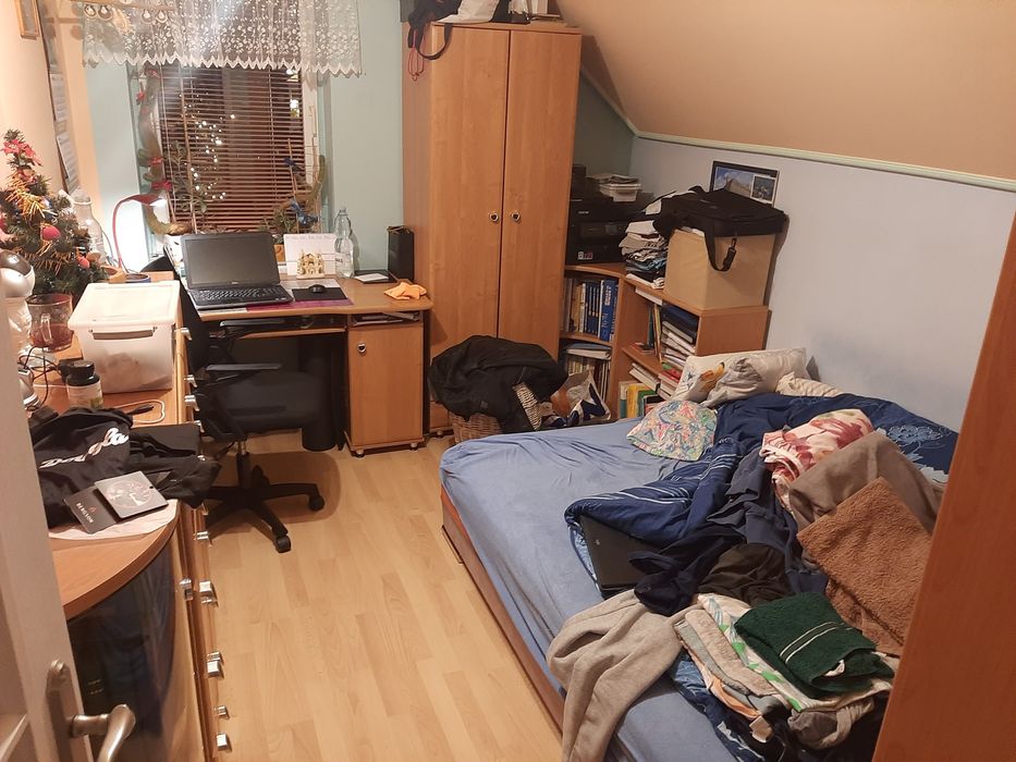 Sprzedam meble BRW do pokoju dziecinnego lub mlodziezowego uzywane jak na zdieciach.w sklad wchodzi witryna ,szafa z dwoma szufladsmi,biurko itp.