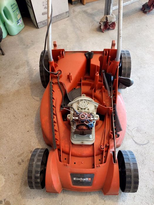 Máquina de cortar relva