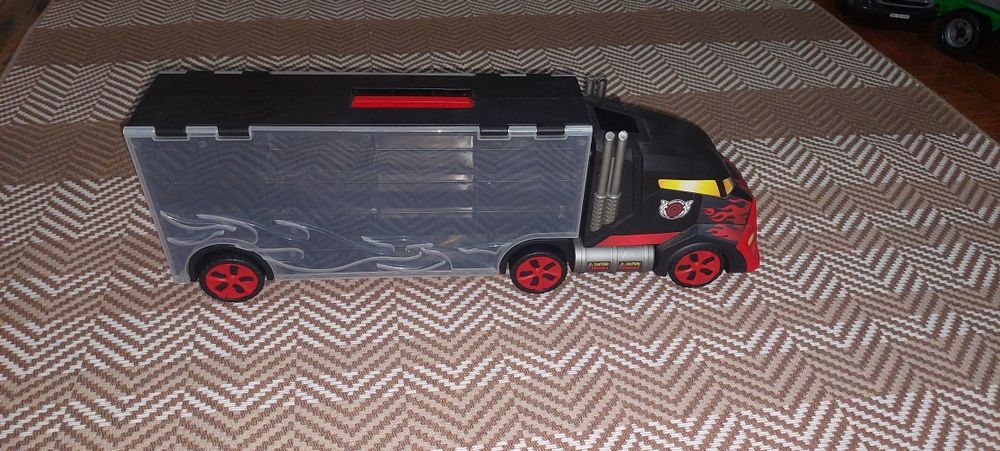 Camião transportador de carros e pista