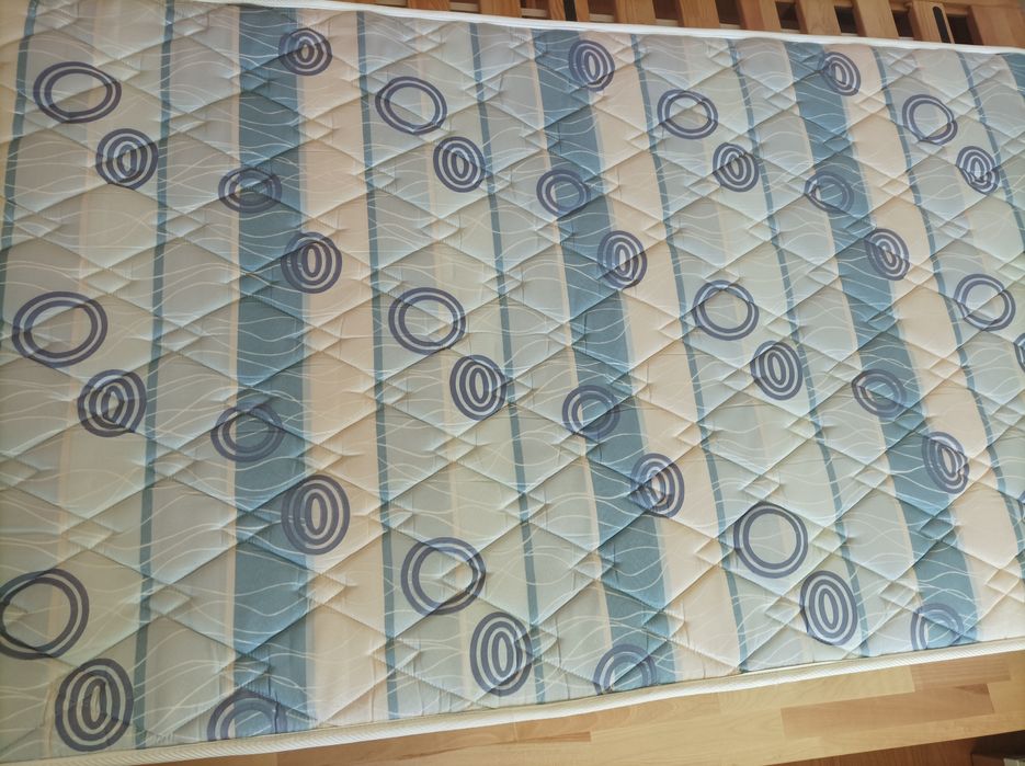 Cama branca de madeira (solteiro) com estrelas + Colchão