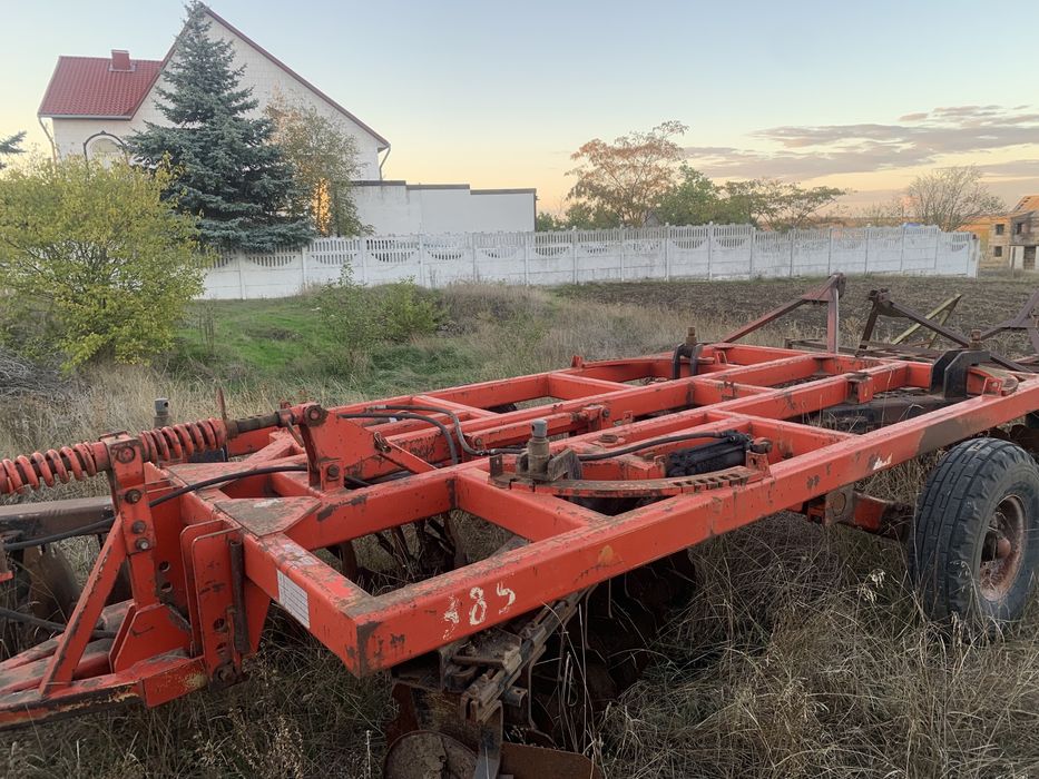 Трактор Т-150 з дісковою і плугом