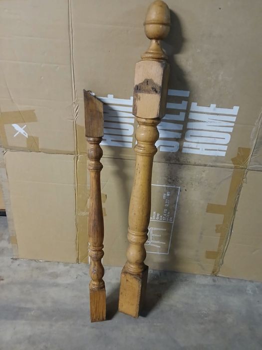 Uma porta e varios peromes em carvalho para corrimao de escadas