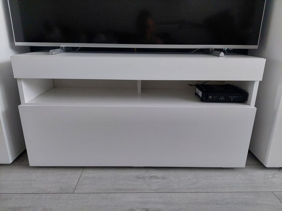 OKAZJA! Biała połysk szafka RTV / komoda – bardzo dobry stan