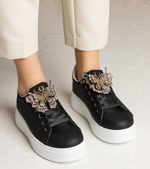 Czarne sneakersy zdobione motylkiem z cyrkoniami Kariba