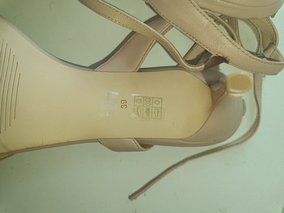 Sandálias elegantes Guess