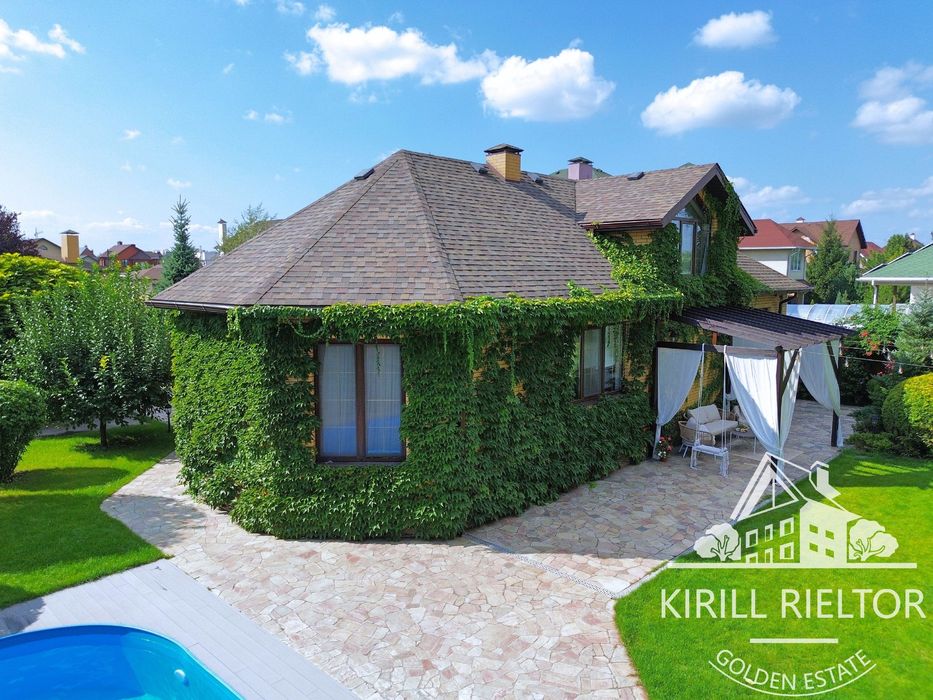 В городке "Золотые Ключи" продается дом с баней и бассейном