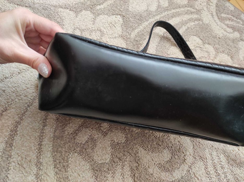 Czarna torebka na ramię imitacja skóry wężowej