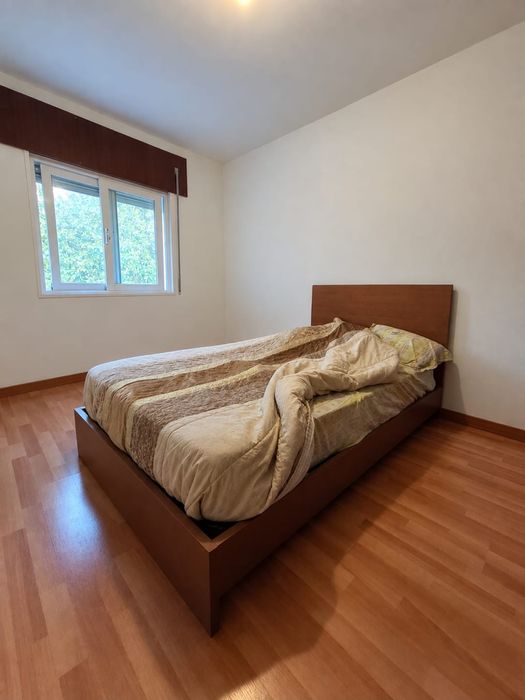 Cama de corpo e meio como nova