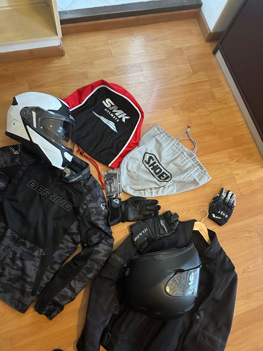 Capacete, jaqueta, luvas de motocicleta
