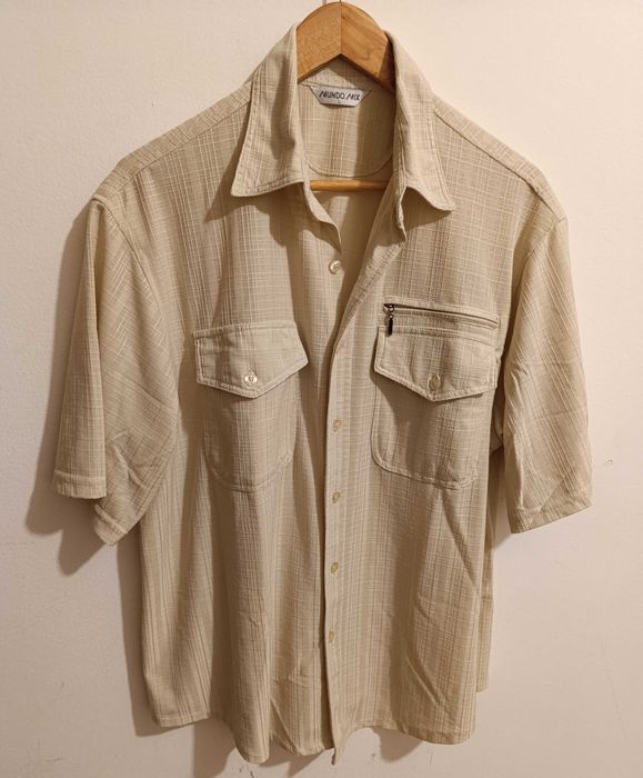 Camisa manga curta, 3 bolsos, sendo 1 c/ fecho, tecido leve relevo - L