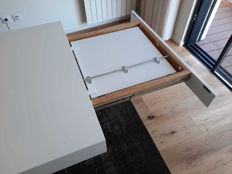 Mesa Jantar Extensível Branco Alto Brilho e Inox Dourado
