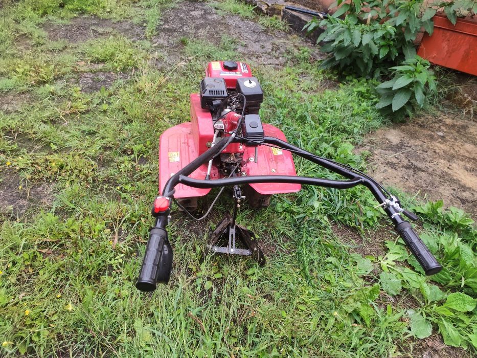 Motoenxada semi-nova
2 velocidades para a frente e 1 para t