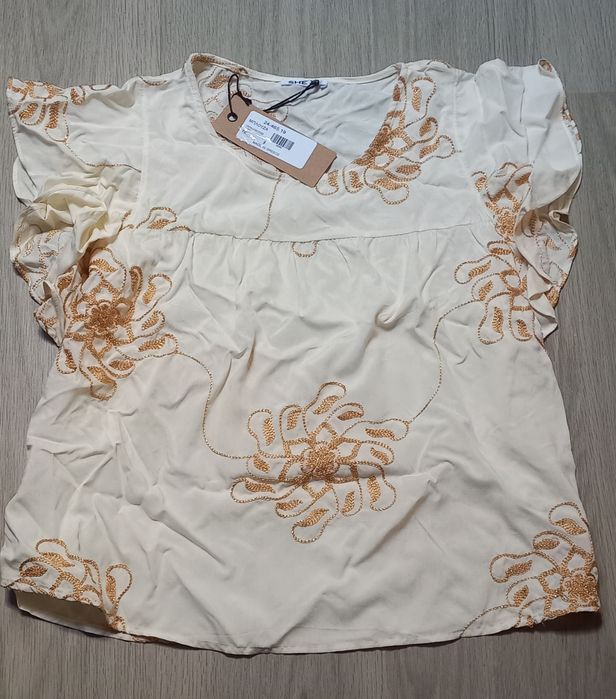 Blusa bege com bordado dourado nova