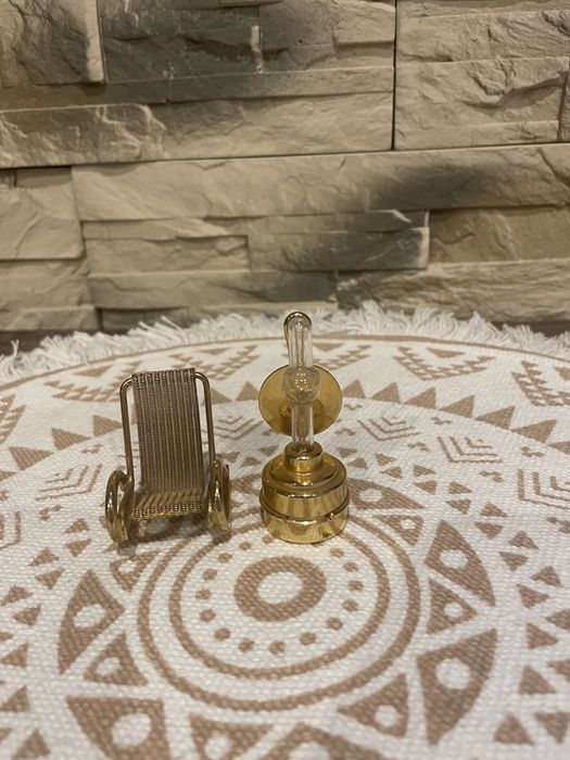 Bibeloty kolekcjonerskie pozłacane.