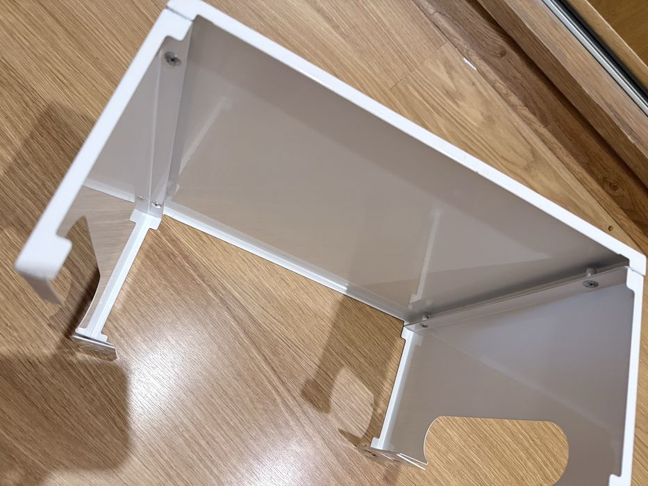 Capa branca em metal, para esconder tubos