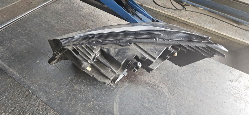 Farol dacia jogger
