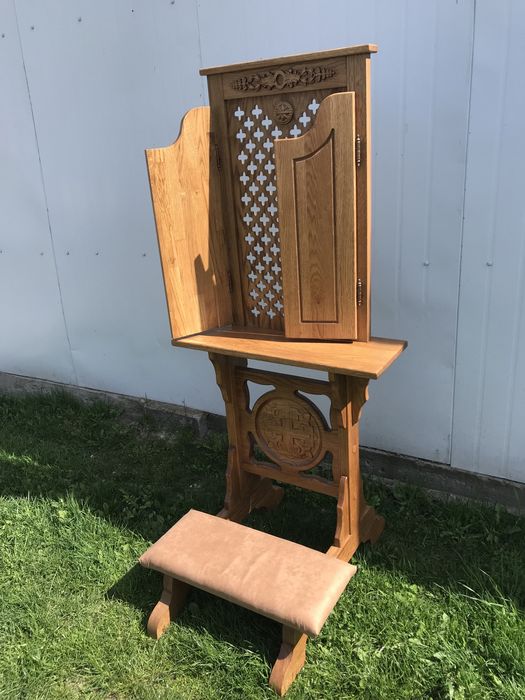 Сповідальниця, клячник, підставка для сповіді. Церковна мебель.