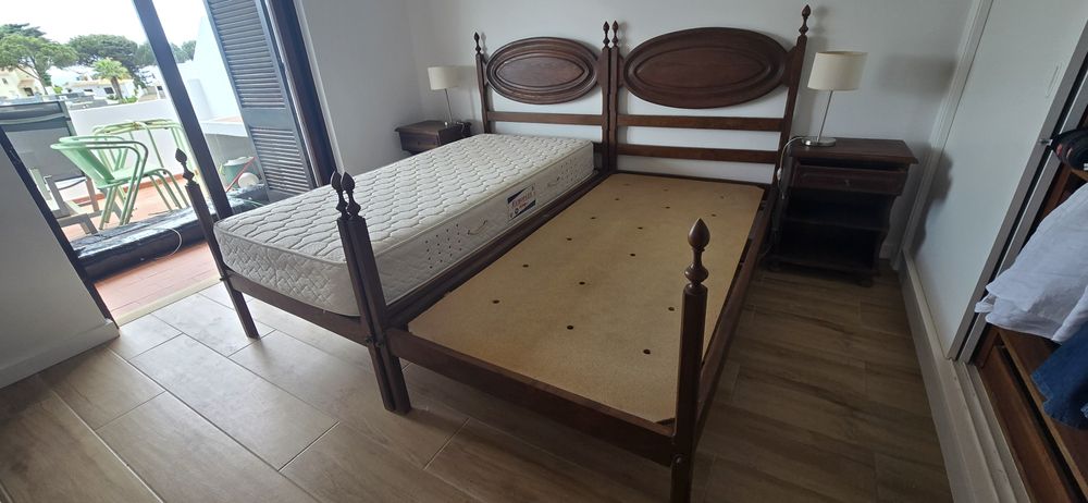 Camas, mesas de cabeceira e cómoda