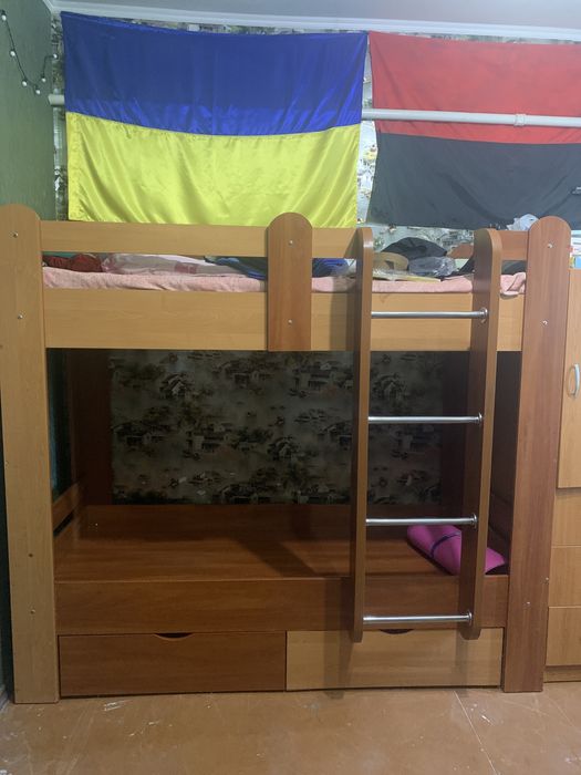Двухъярусная кровать и шкаф