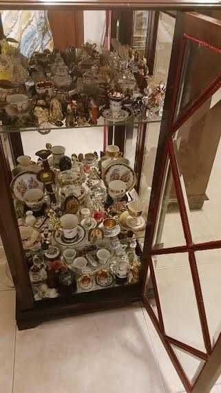 Vitrine Pequena Clássica com Espelho e Prateleiras em Vidro – Excelente Estado