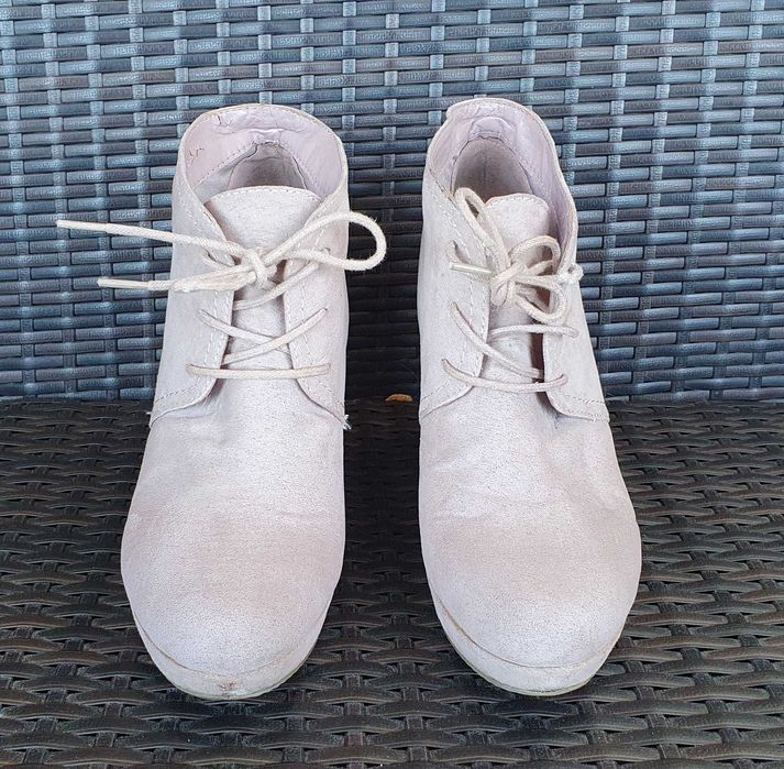 Pudrowe botki na koturnie sneakersy Graceland 38