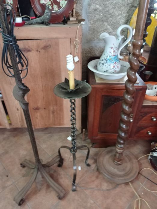 Candeeiros de pé com abajur em tecido.