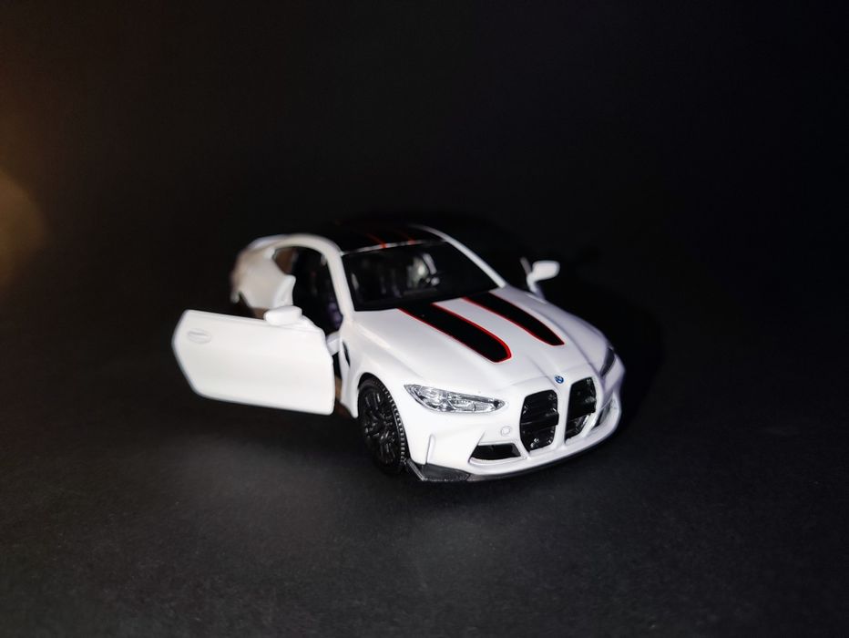 BMW M4 CSL 1:36 — Modelo Metal Branco com Função Puxar