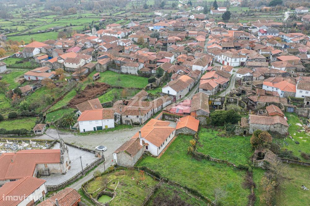 Moradia de 2 pisos com pátio para reconstruir - Ardãos, Boticas