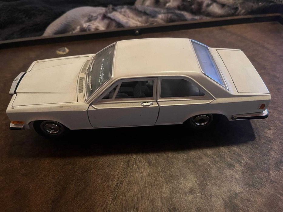 Miniatura 1:18 Rolls-Royce camargue